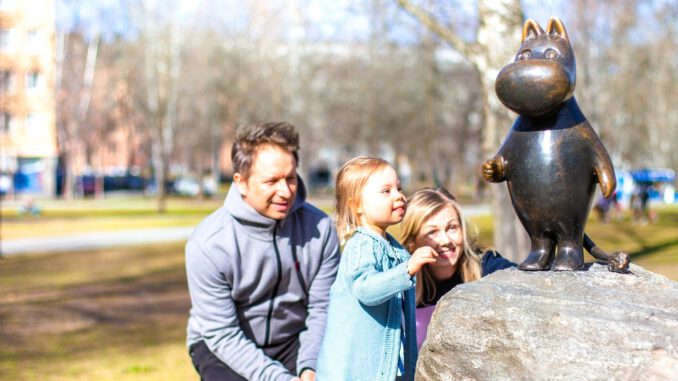 Visit_Tampere_Moomin_Museum_Muumimuseo_Statue_Patsas_Family_fun_2021_Laura_Vanzo-2